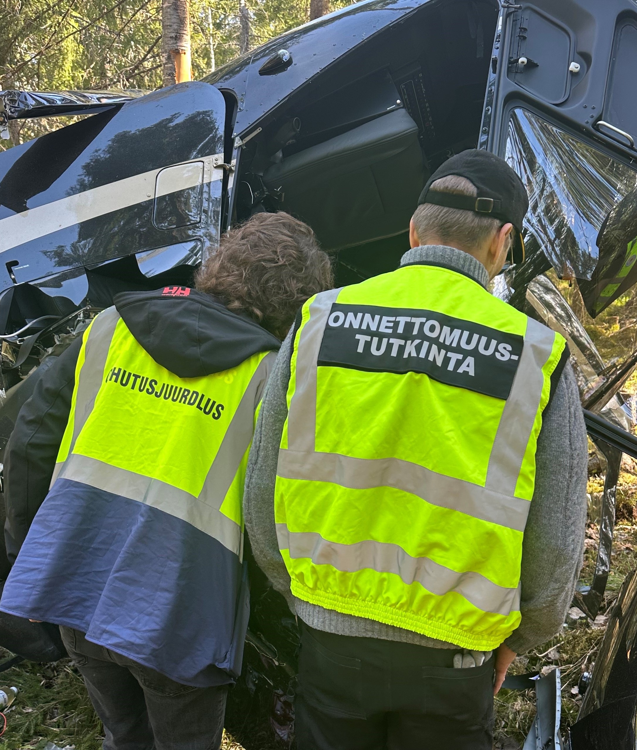 Suomalainen ja Virolainen onnettomuustutkija yhdessä Euran Helikopterionnettomuuden paikkatutkinnassa.