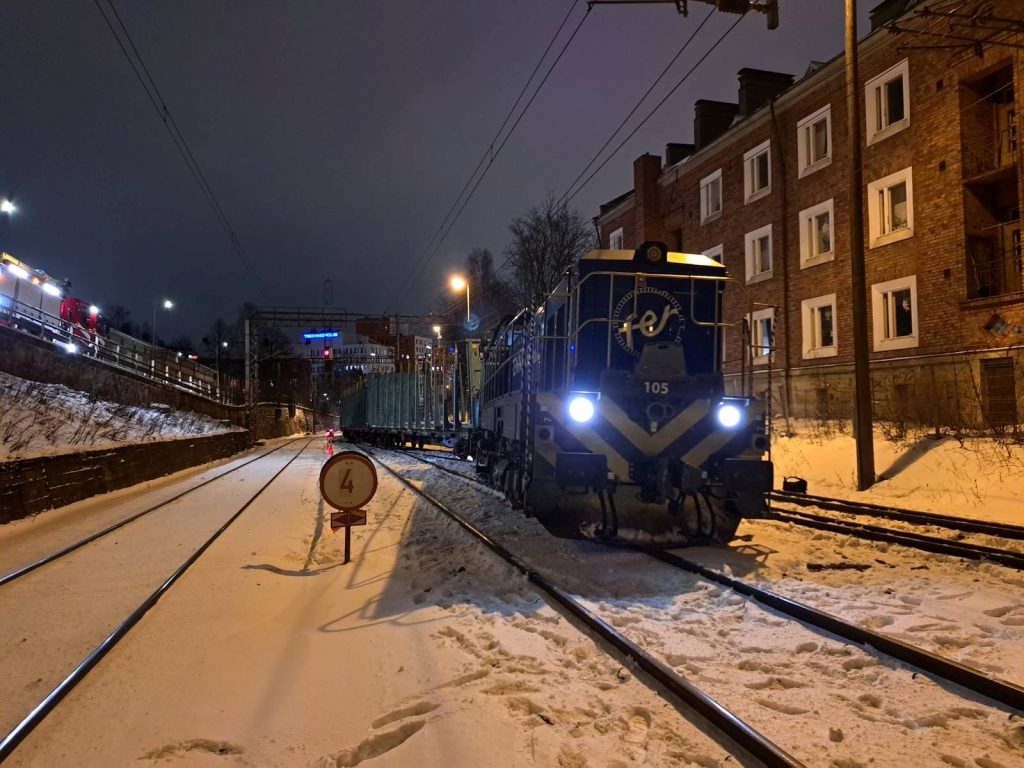 Raiteilta suistunut veturi ja junan ensimmäisiä vaunuja.